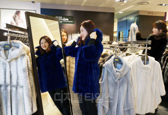 현대백화점 압구정본점에서 고객이 모피코트를 입어보고 있다. 현대백화점은 새해 첫 정기세일을 맞아 14일까지 압구정본점에서 '모피 특별전'을 진행한다. 이번 행사에는 근화모피, 진도모피, 성진모피, 사바티에 등 총 8개의 모피 브랜드가 참여한다. 현대백화점 제공